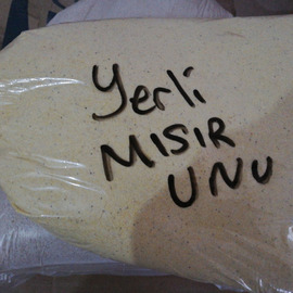 Mısır Unu; Kurutulmuş Mısır Tanelerinin Öğütülmesiyle   Taş Değirmenden Elde Edilir