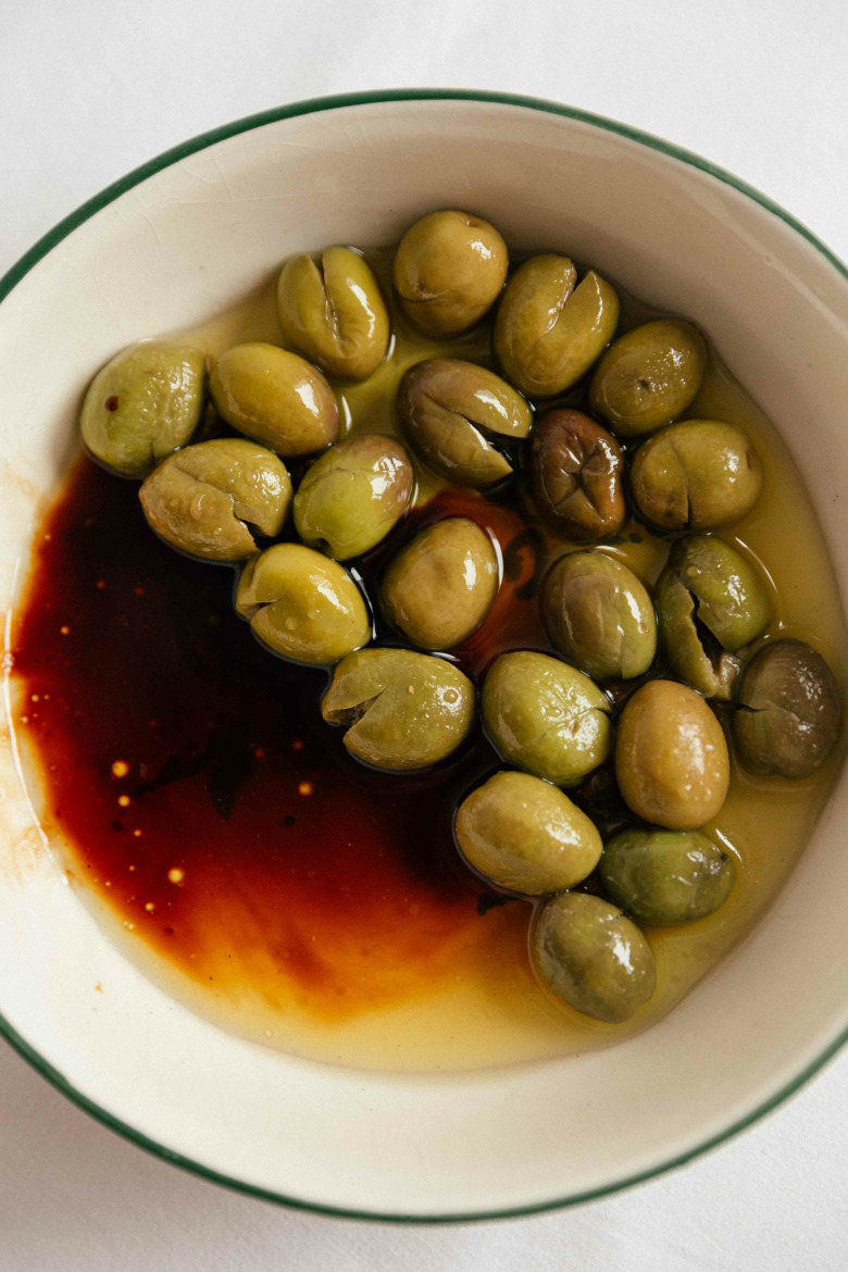 Kırma Karamani Yeşil Zeytin (Plastik Kavanoz)