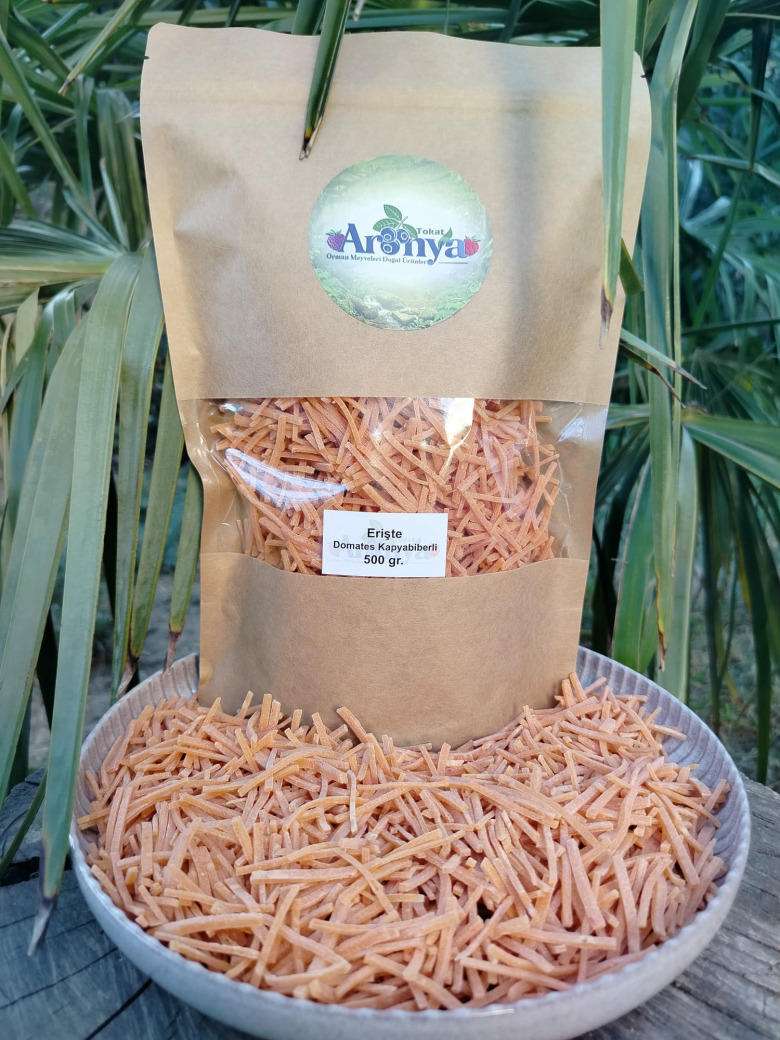 Domates Ve Kapyabiberli Erişte